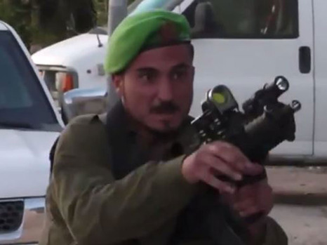 AlKhalil - Un soldat israélien menace un adolescent de lui tirer dessus (vidéo)